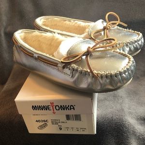 Minnetonka Metallic Cally Slippers ❄️